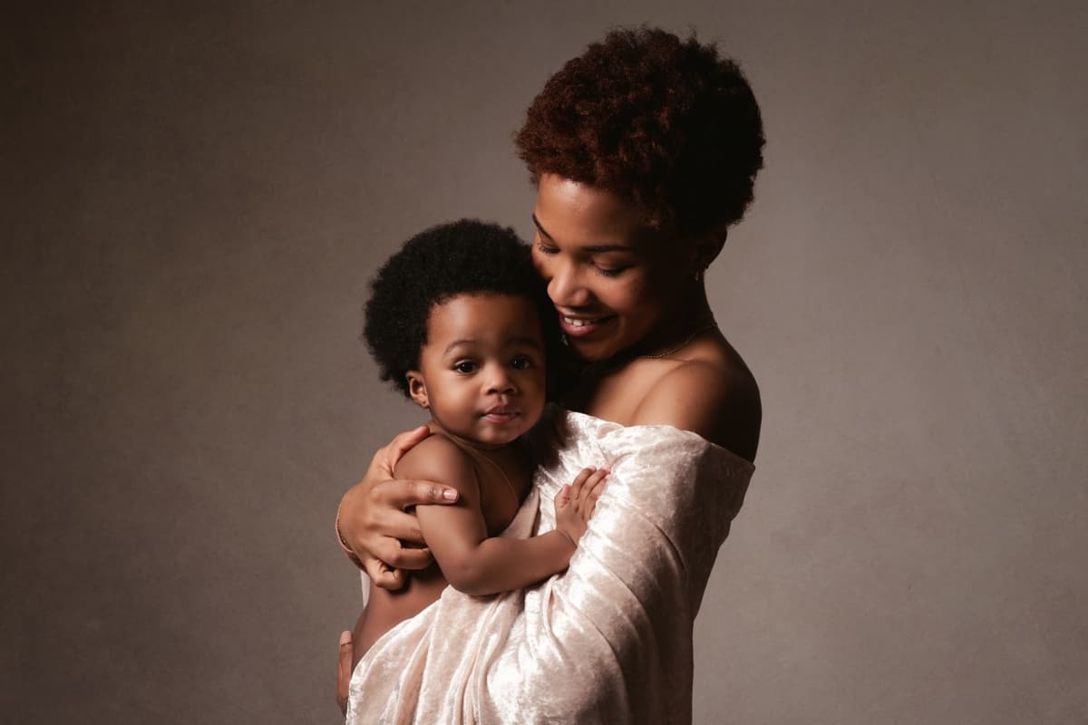 Photo 4 sur 6 réalisée par Emilie Zangarelli, formateur du cours Shooting Maman & moi, en studio