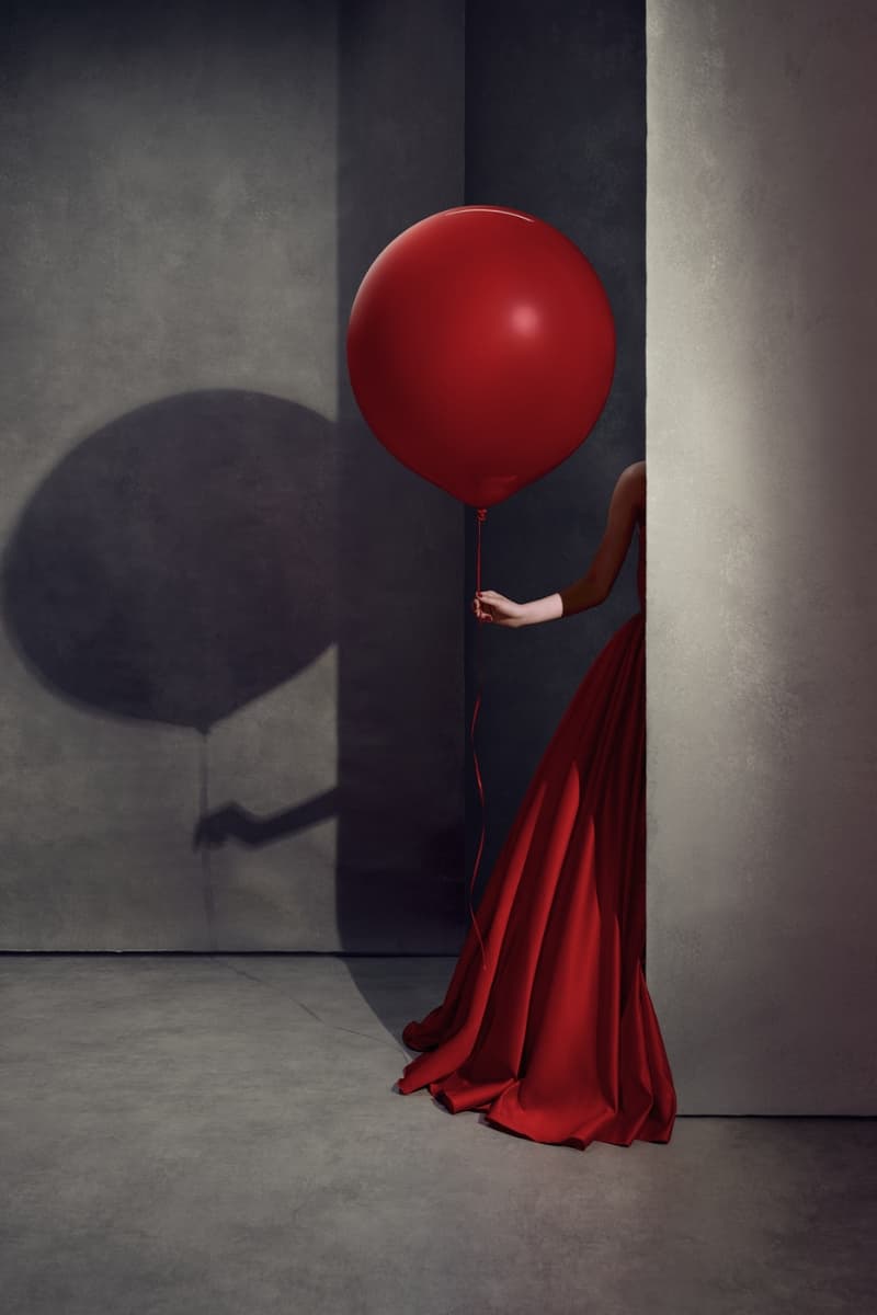 ballon rouge et femme caché