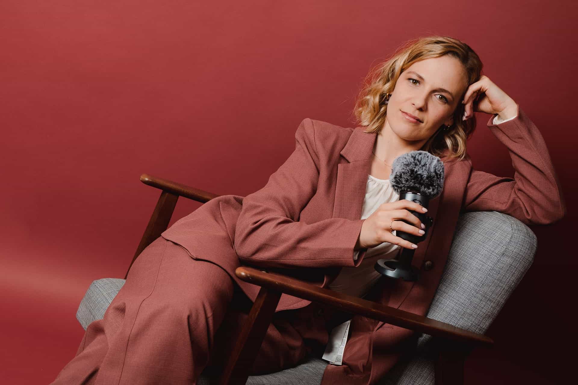 Portrait photo corporate d'une femme dans un fauteuil