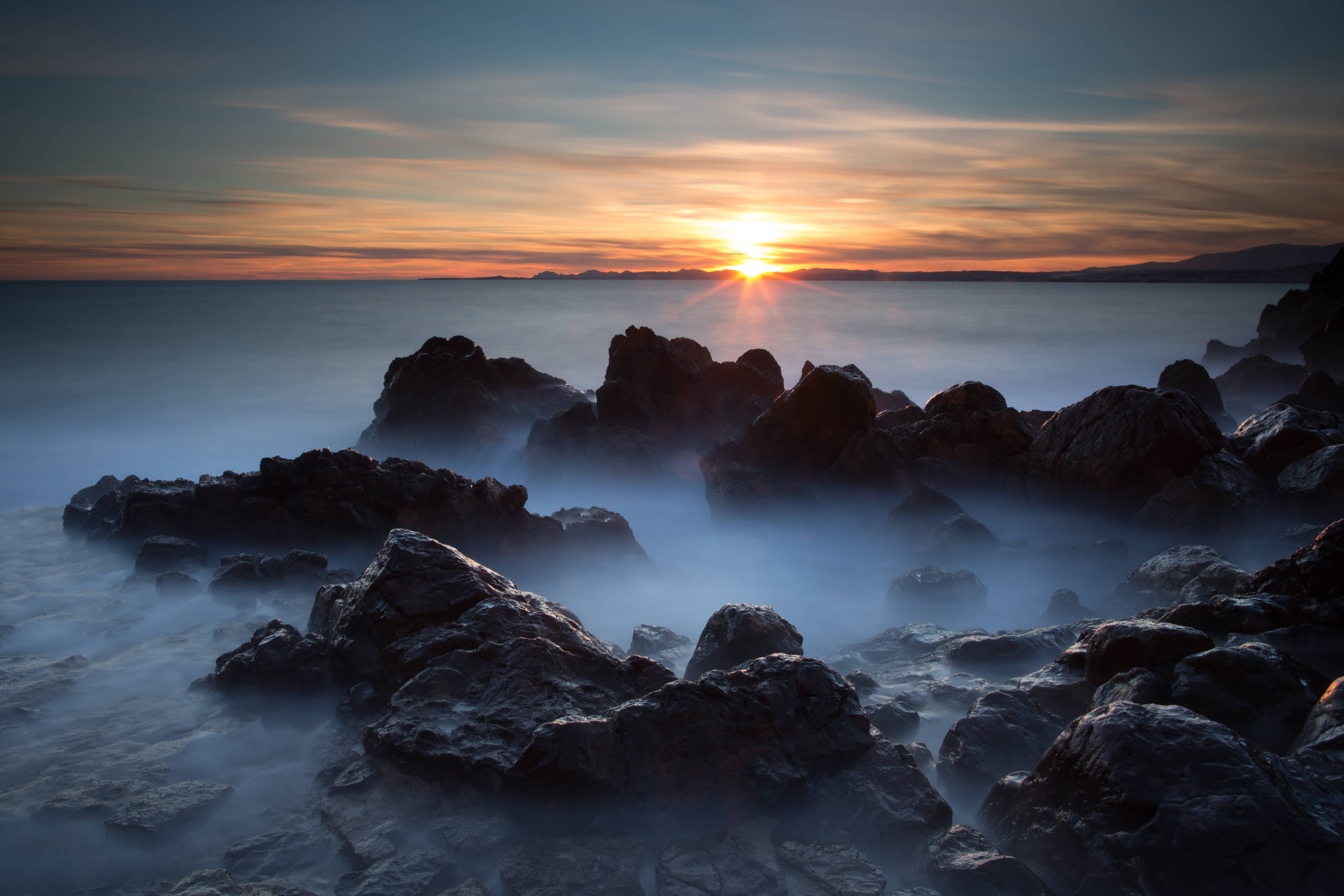 la photo d'un coucher d'un soleil au meilleur moment