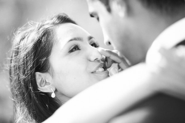 Une photo de couple à contre jour en plein soleil et en plein jour pour faire ressortir l'émotion d'une séance photo