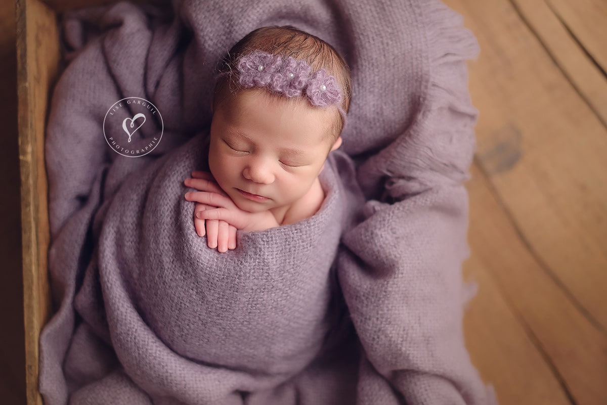 premiers instants de l'arrivée de bébé : un moment magique de cette bouille dans son cocon prise en portrait en studio