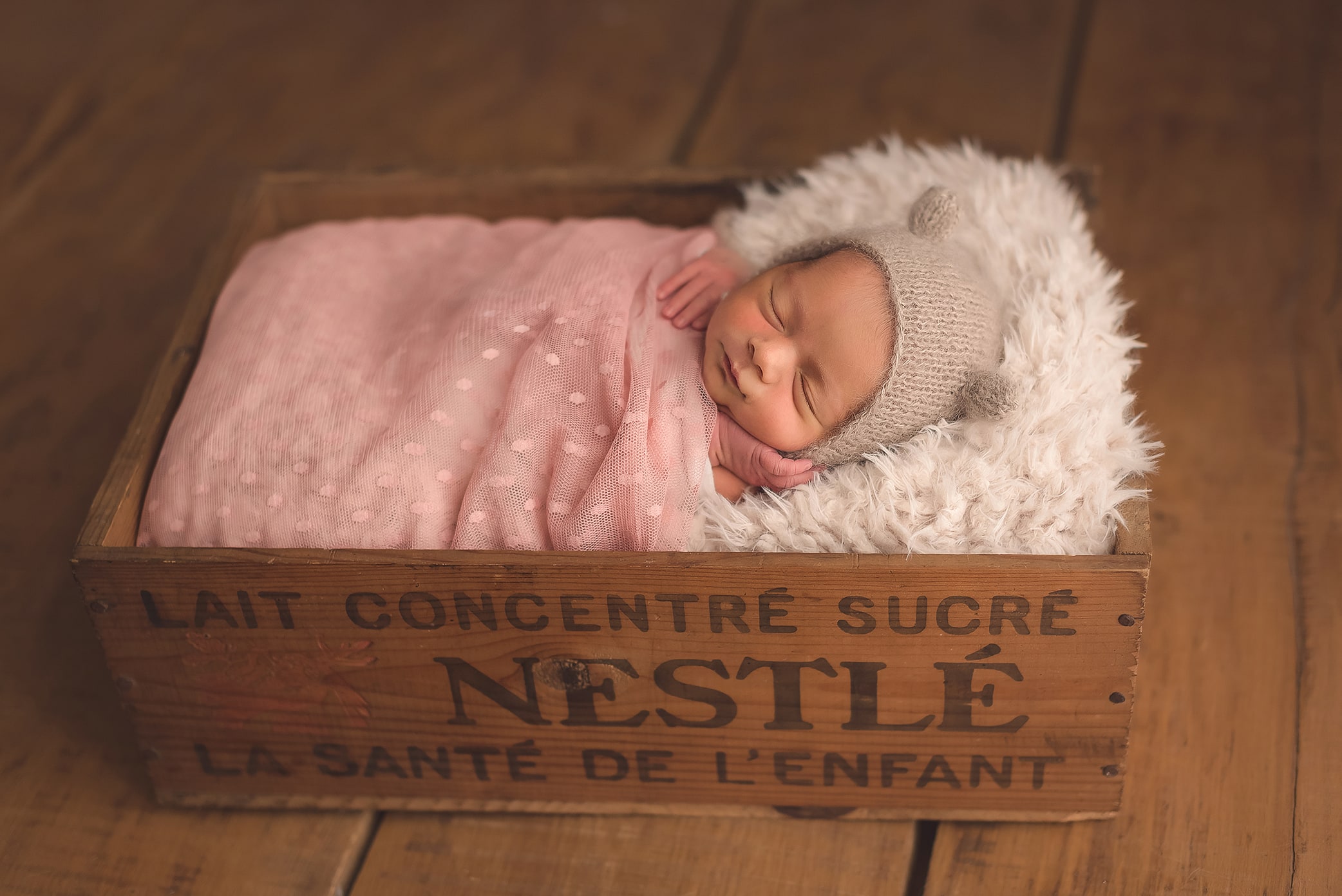 emmaillotement du bébé pour un shooting photo