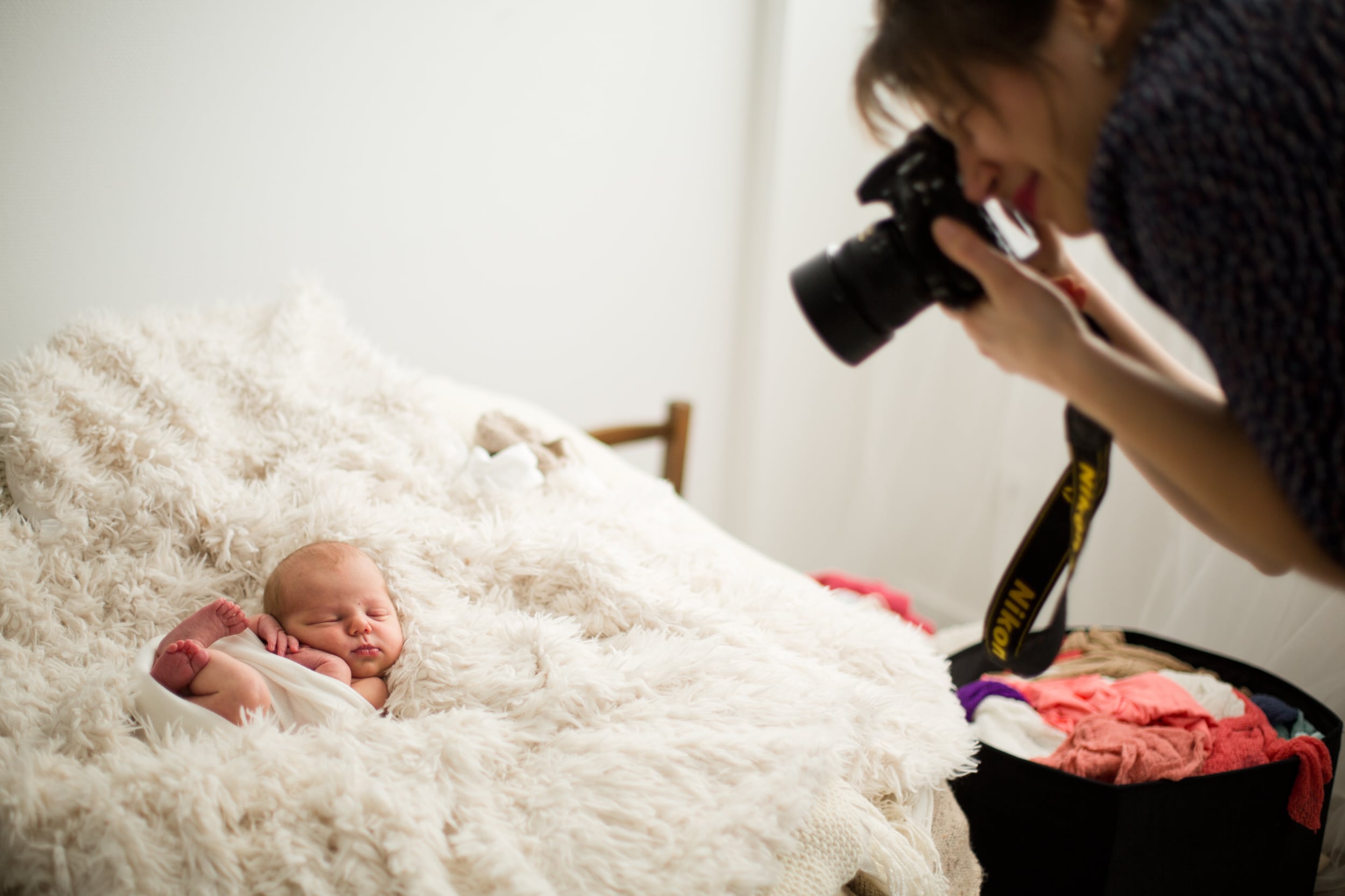 portrait photo d'un petit bout de chou qui dort en art studio