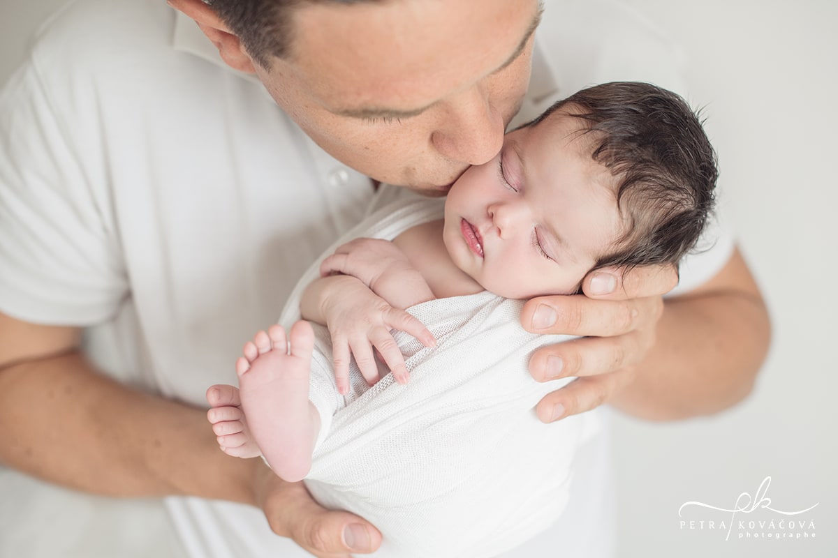 shooting photo bébé de jeunes parents pour un cadeau de naissance