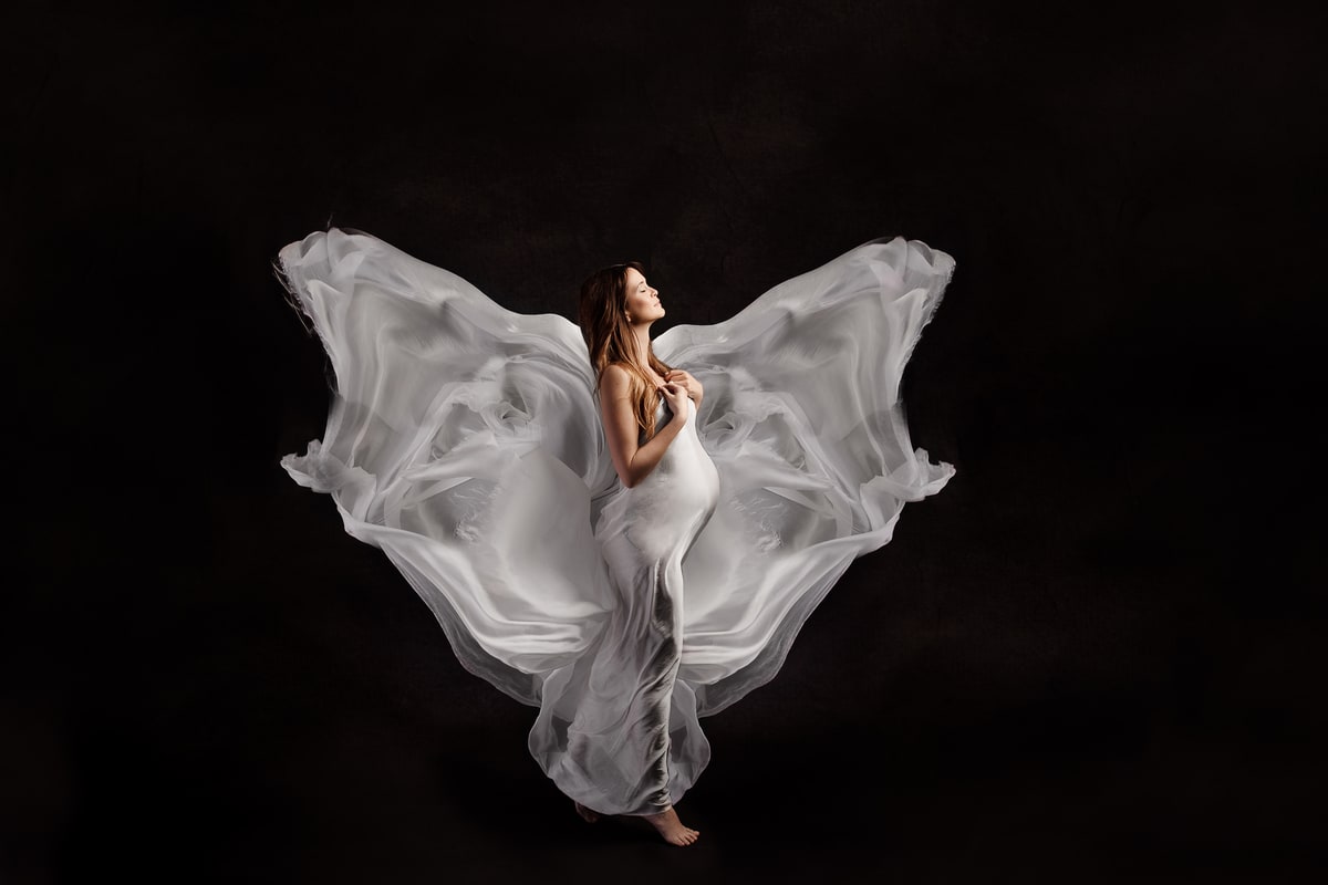 photo de grossesse avec une robe fluide blanche