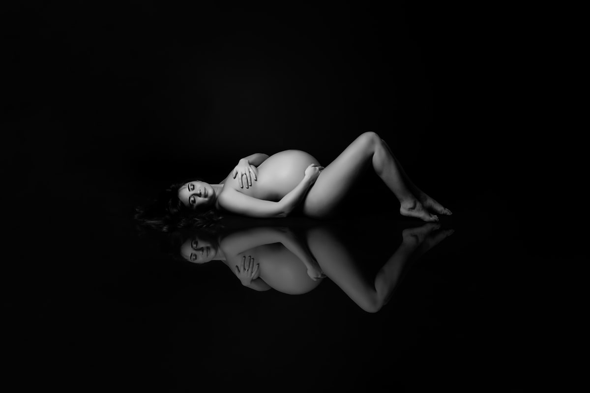 photographie de grossesse en noir et blanc
